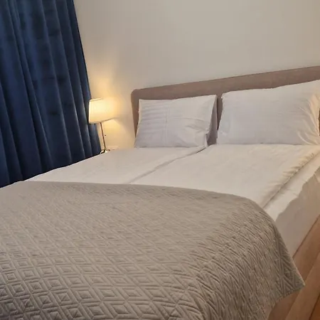 160 Wide Bed - With Balcony & Parking Apartment