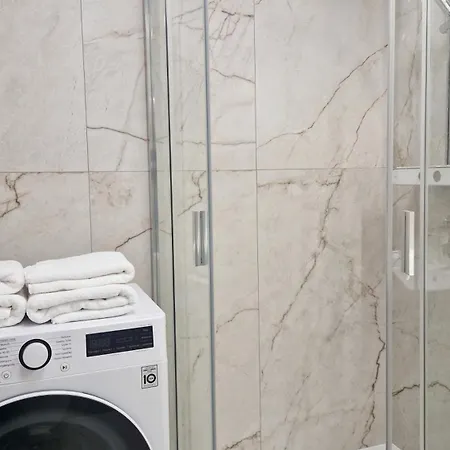 160 Wide Bed - With Balcony & Parking *