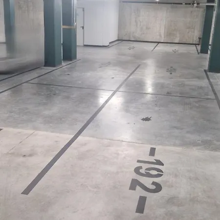 160 Wide Bed - With Balcony & Parking דירה