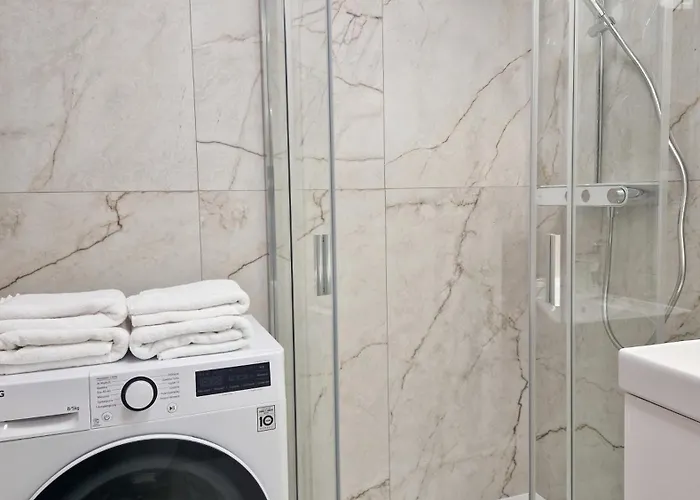 160 Wide Bed - With Balcony & Parking *